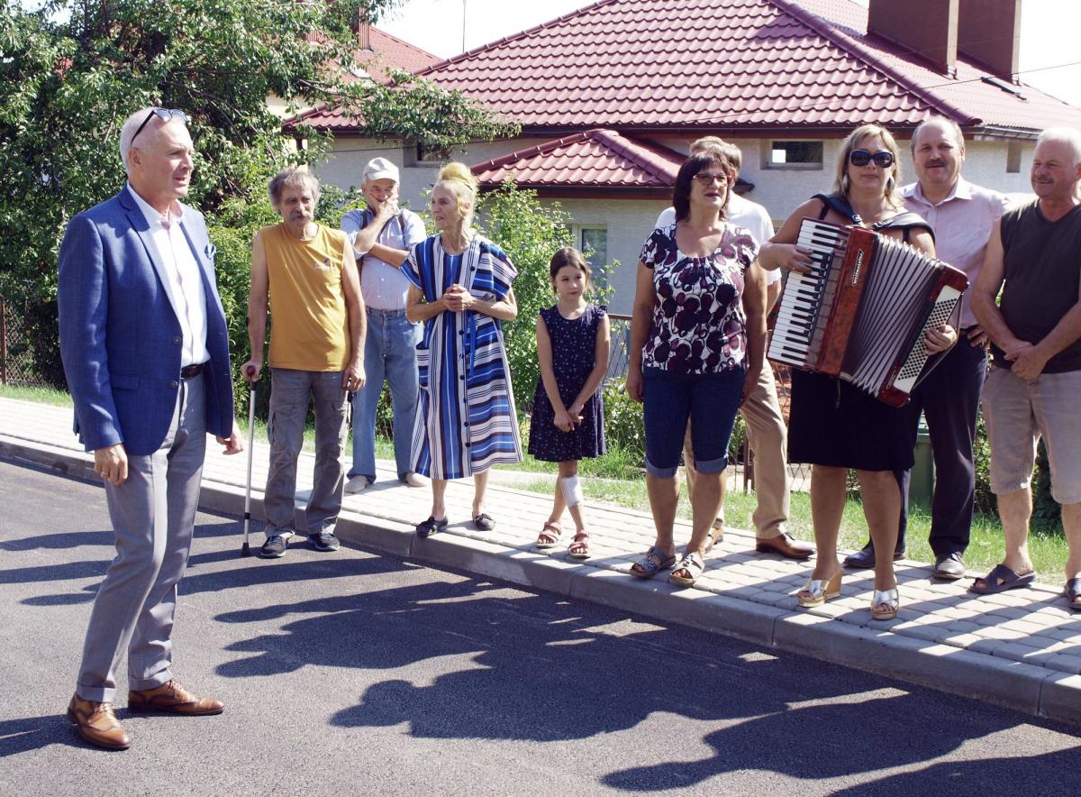 Prezydent Robert Chom przy akompaniamencie akordeonu odśpiewał z mieszkańcami „Sto lat”.<br/>fot.Mariusz Godos