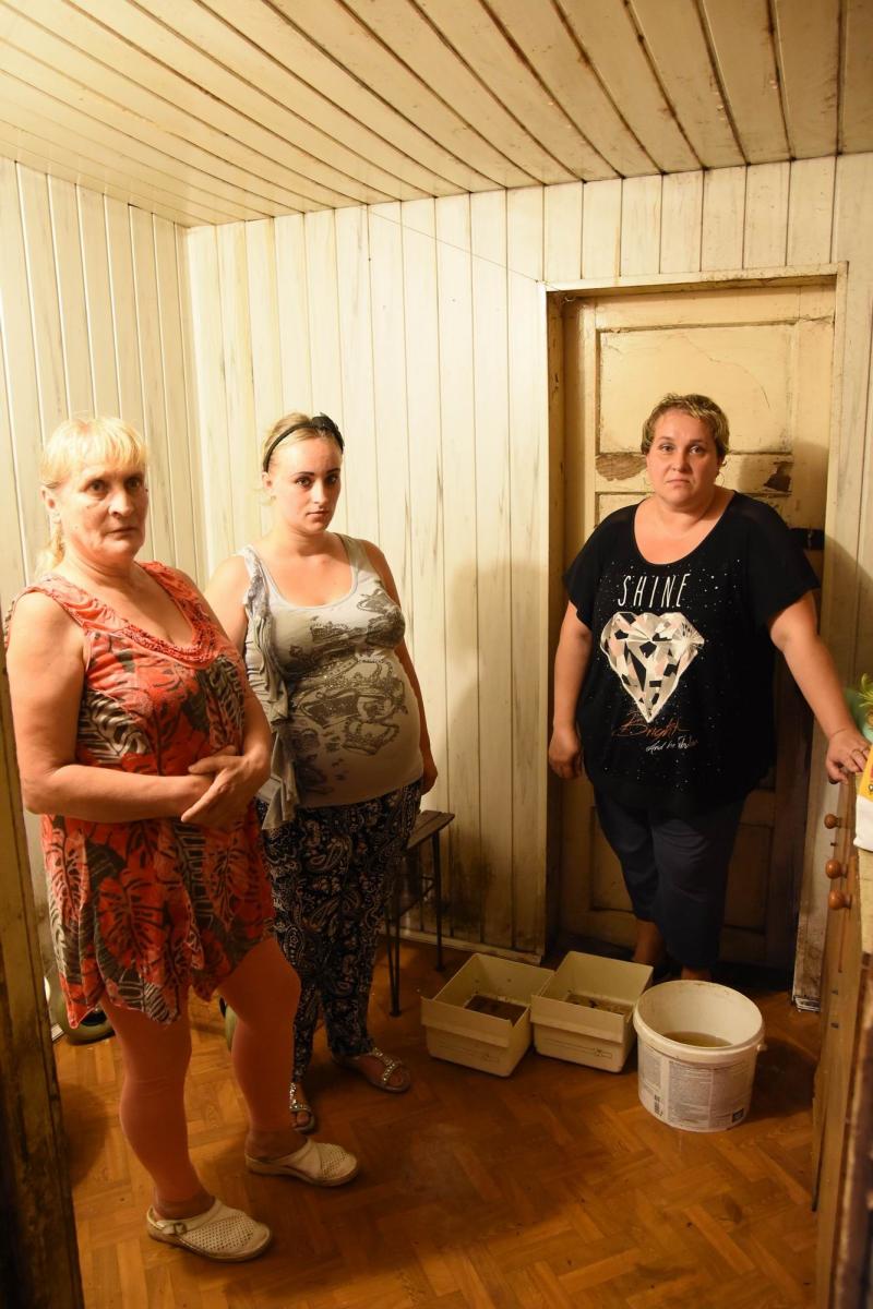 Trudną sytuację pogarsza fakt, że młodsza z córek pani Elżbiety jest w ciąży bliźniaczej. – Tu nie ma warunków do wychowywania dzieci, a nas nie stać na przeprowadzenie remontu. Może ktoś z czytelników byłby w stanie nam pomóc, na przykład przekazując jakieś materiały do remontu – prosi pani Aneta.
