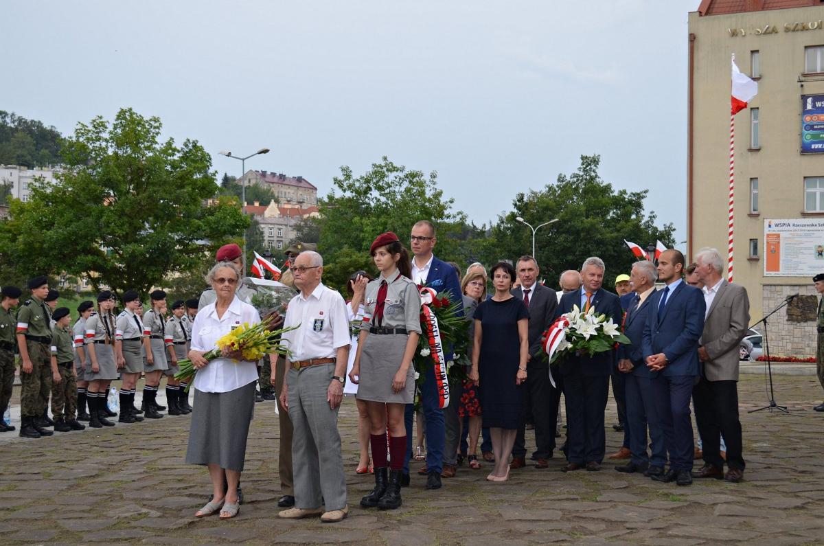 Upamiętnienie rocznicy wybuchu powstania warszawskiego przebiegło wedle utartego od lat schematu.<br/>fot.Aleksandra Białoń