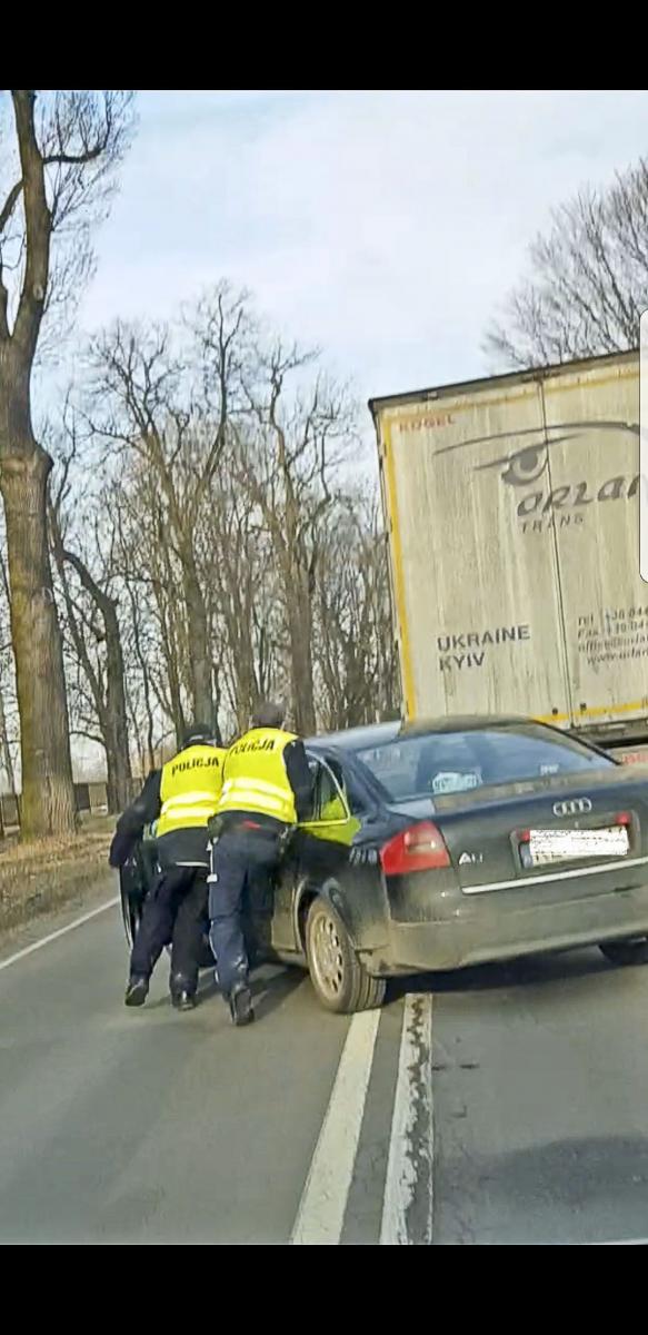 Scena z policyjnego pościgu zarejestrowana przez jednego ze świadków zdarzenia.