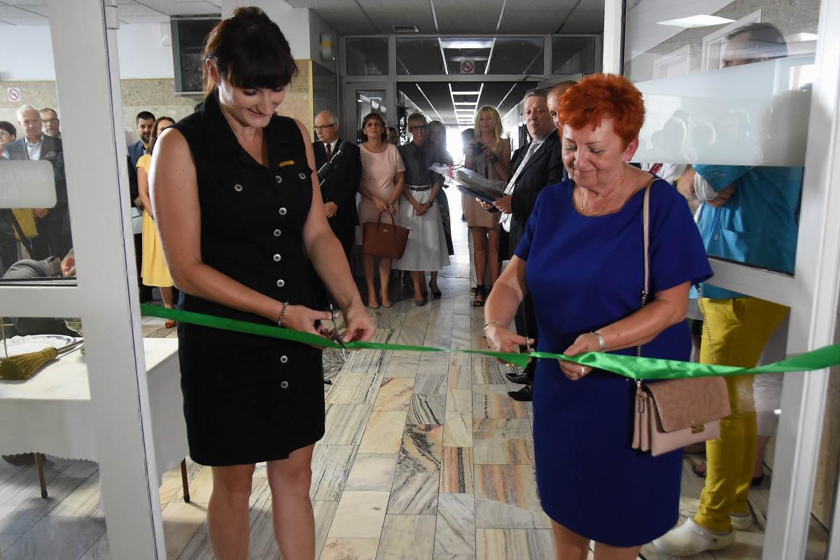 Wstęgę przecięły przedstawicielki dwóch fundacji współpracujących z onkologią: Europa Donna i Sanitas. <br/>fot.Paweł Bugira