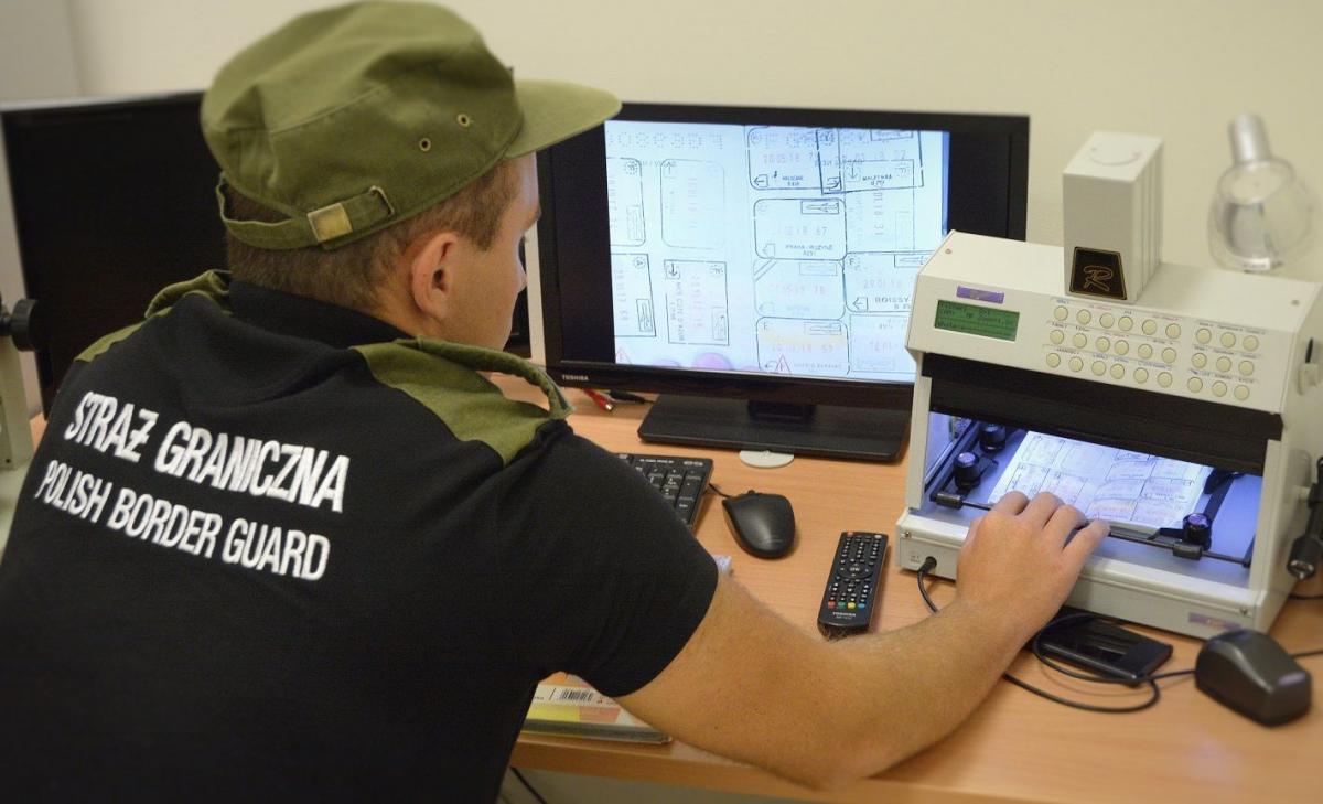 W 2018 roku, funkcjonariusze Bieszczadzkiego Oddziału Straży Granicznej ujawnili już 200 fałszywych odbitek stempli kontroli granicznej umieszczonych rzekomo przez europejskie służby graniczne.<br/>fot.serwis BiOSG