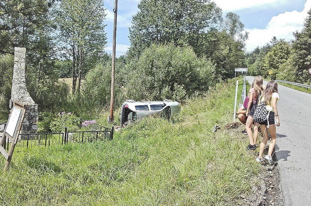 Fot. mł. chor. Rosołowski – Miejsce wypadku i zszokowane dzieci. 

