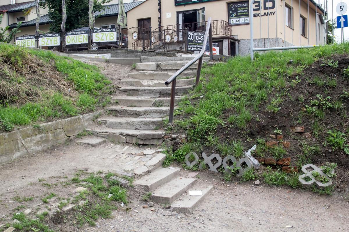 Zejście na placyk targowy. Warto je albo naprawić, albo zamknąć dla ruchu.<br/>fot.Bartłomiej Pacek