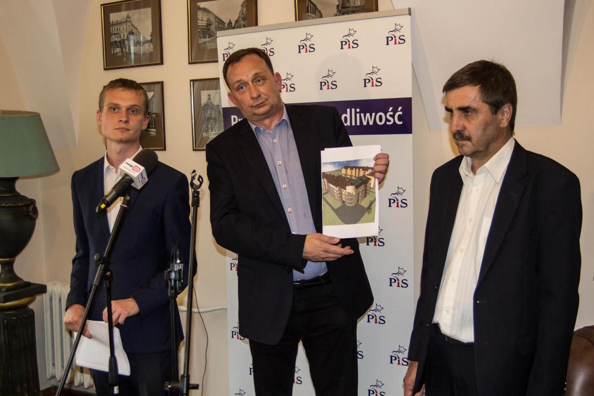 B. Wołoszyn prezentuje wizualizację podwójnego bloku przy Skarbowskiego. – Szkoda, że ta lokalizacja nie została zgłoszona w pierwszej kolejności – mówił.<br/>fot.Bartłomiej Pacek