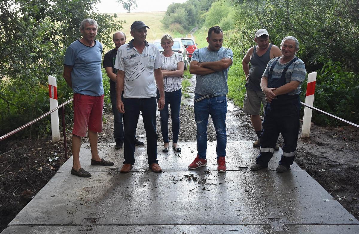 Rolnicy twierdzą, że sprzętem o większych gabarytach nie dojadą do swoich pól. <br/>fot.Paweł Bugira