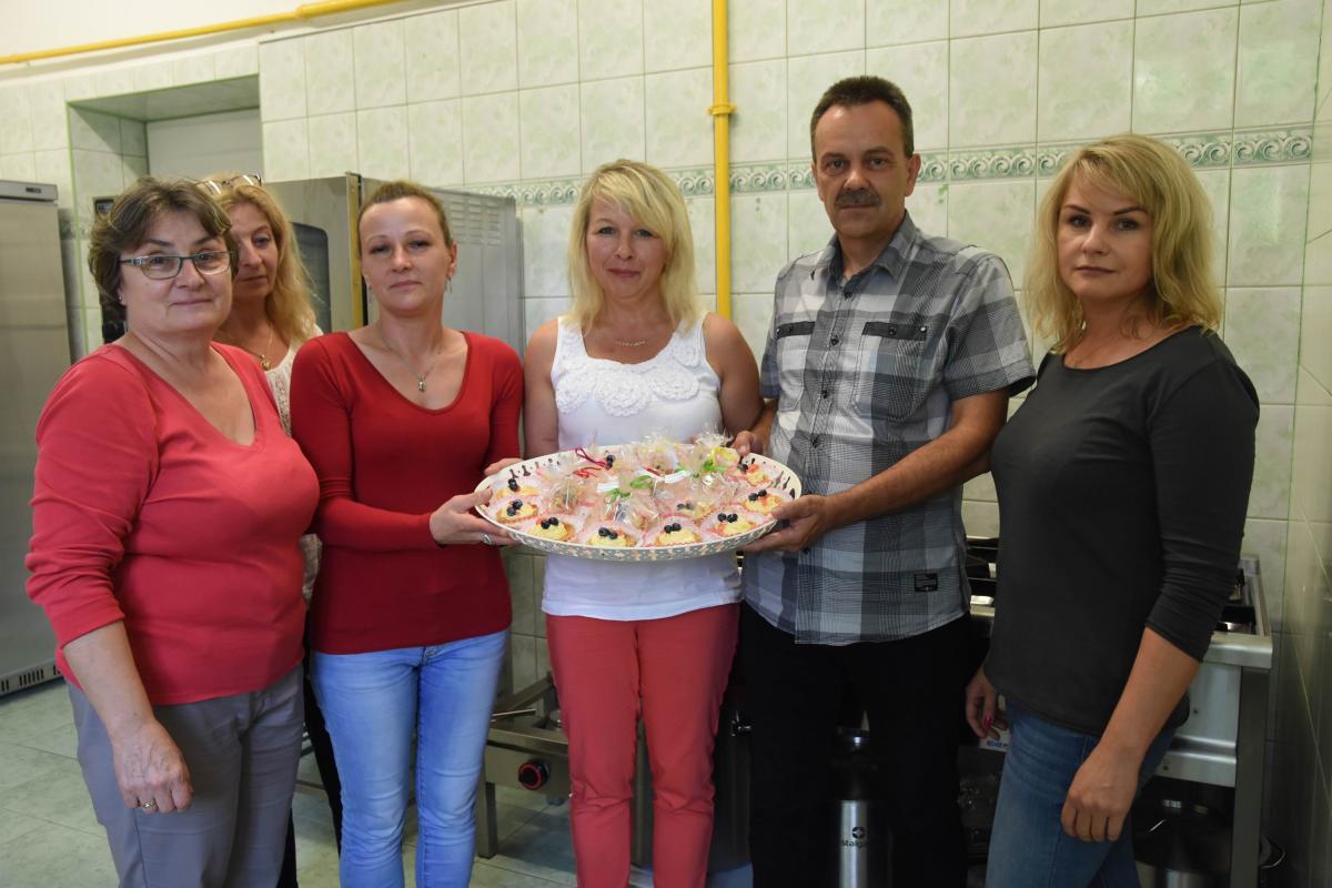 Załoga „Tabghi” z przygotowanymi babeczkami i ciastkami.<br/>fot.Paweł Bugira