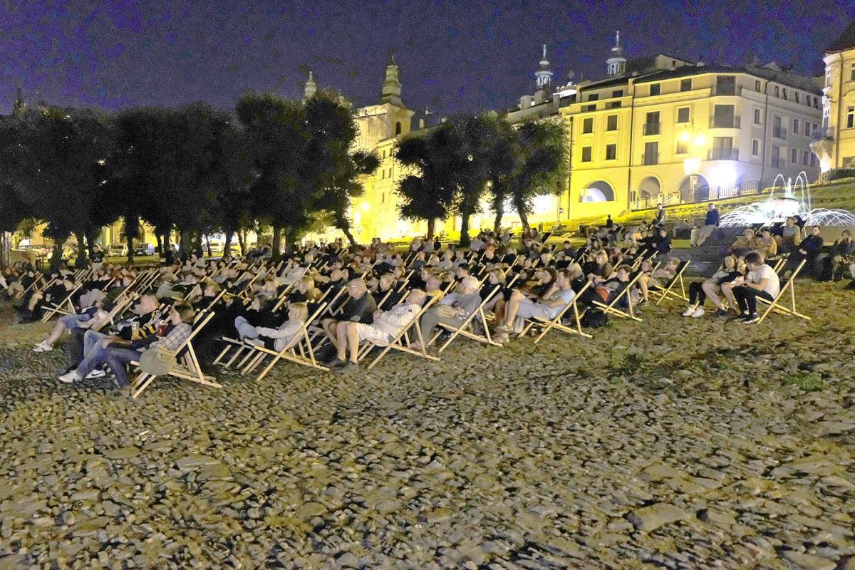 Publiczność świetnie się bawiła, oglądając stare polskie komedie.<br/>fot.Jacek Szwic