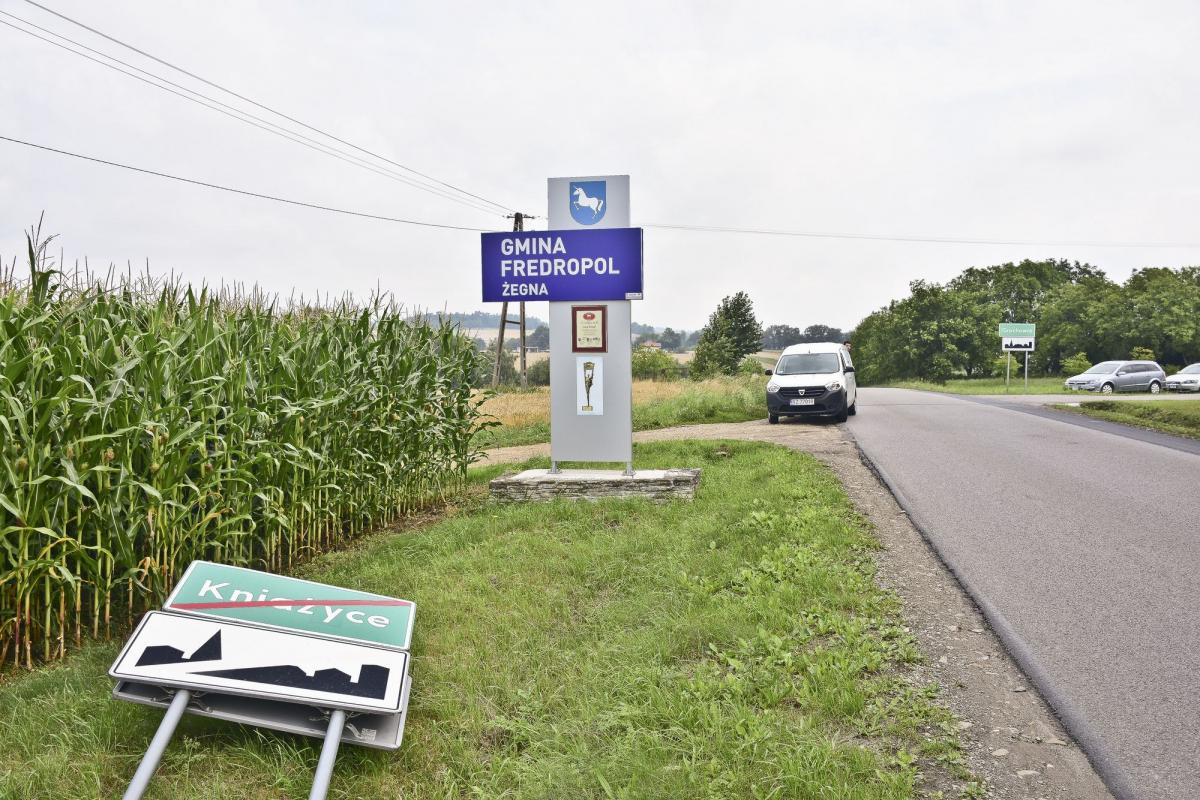 Przewrócone są nie tylko tablice w Huwnikach i Kniażycach lecz także m.in. w Makowej w sumie około 70 proc. wszystkich znaków na terenie gminy.<br/>fot.Miłosz Wilgucki