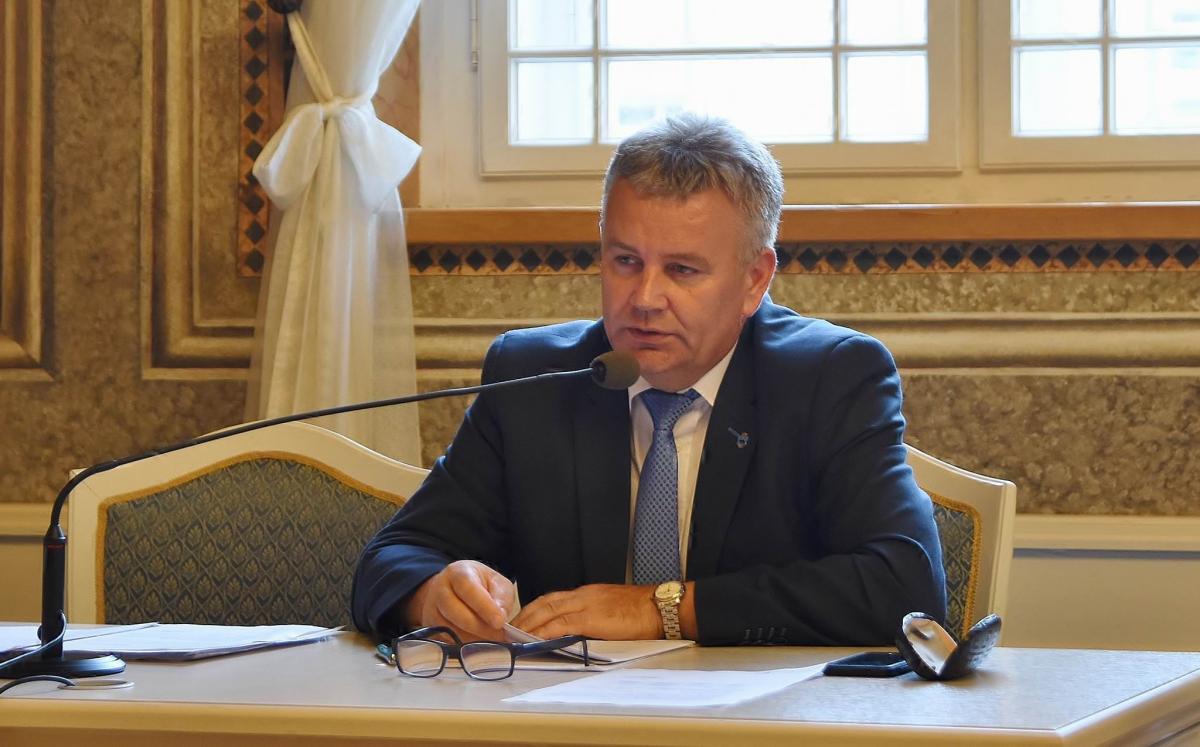 Wątpliwości radnych starał się rozwiać zastępca prezydenta Janusz Hamryszczak. <br/>fot.Paweł Bugira
