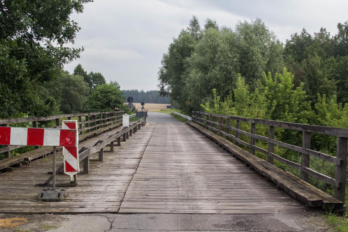 Czy to gwoździe wystające z mostu na Szkle przyczyniły się do defektu opony?<br/>fot.Bartłomiej Pacek