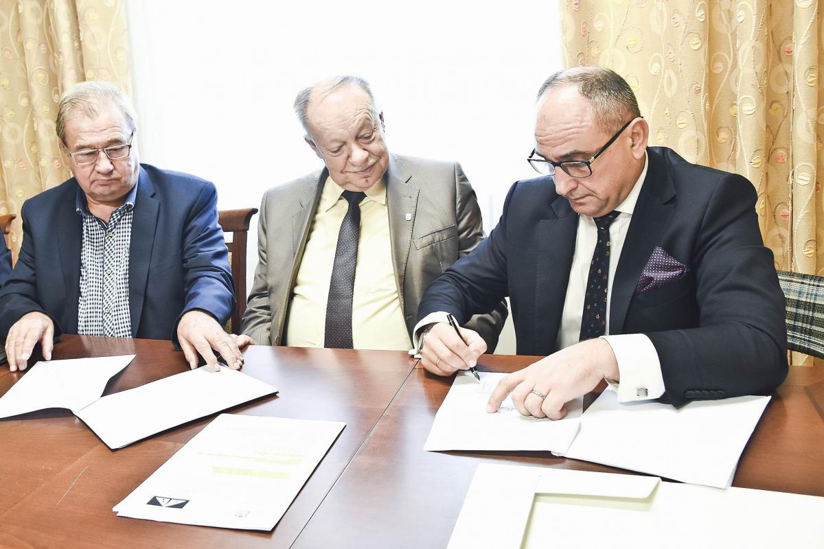 Umowa została zawarta, teraz czas na realizację. Na zdjęciu od lewej: Józef Siry, Jan Pączek i Janusz Hołyszko.<br/>fot.Paweł Bugira