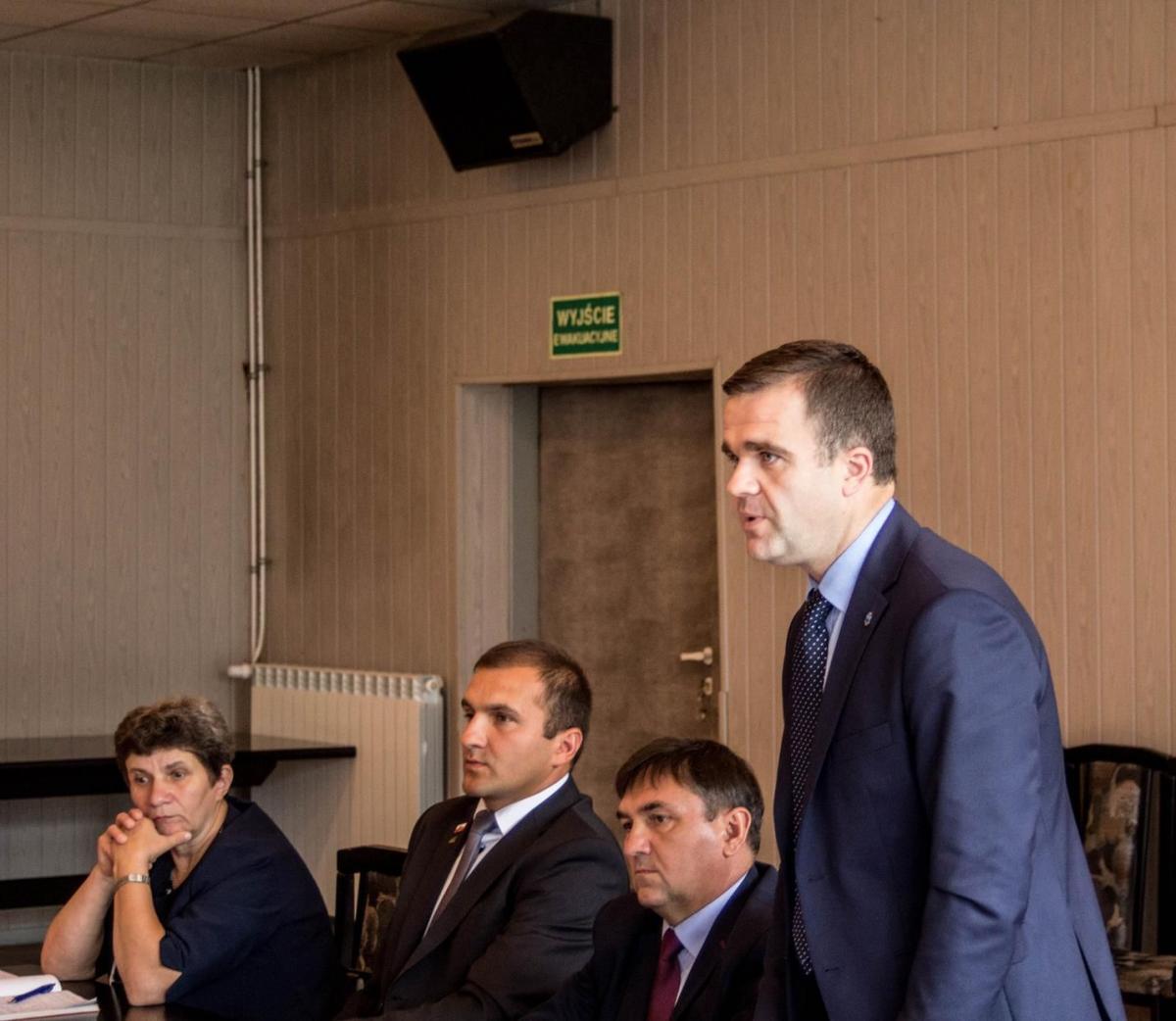 Najbardziej aktywnym radnym był Dariusz Łaba. Majstrować przy zarobkach starosty nie chciał. Rozporządzenie to nakazujące skrytykował. A potem był bezwzględny w tropieniu politycznego układu w Jaworniku Polskim.<br/>fot.Bartłomiej Pacek