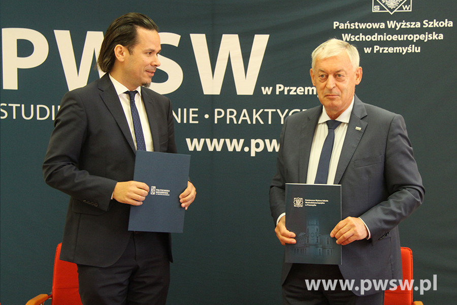 Umowę podpisali: rektor PWSW dr Paweł Trefler (z lewej) oraz rektor Politechniki Rzeszowskiej im. Ignacego Łukasiewicza prof. dr hab. inż. Tadeusz Markowski.<br/>fot.PWSW Przemyśl