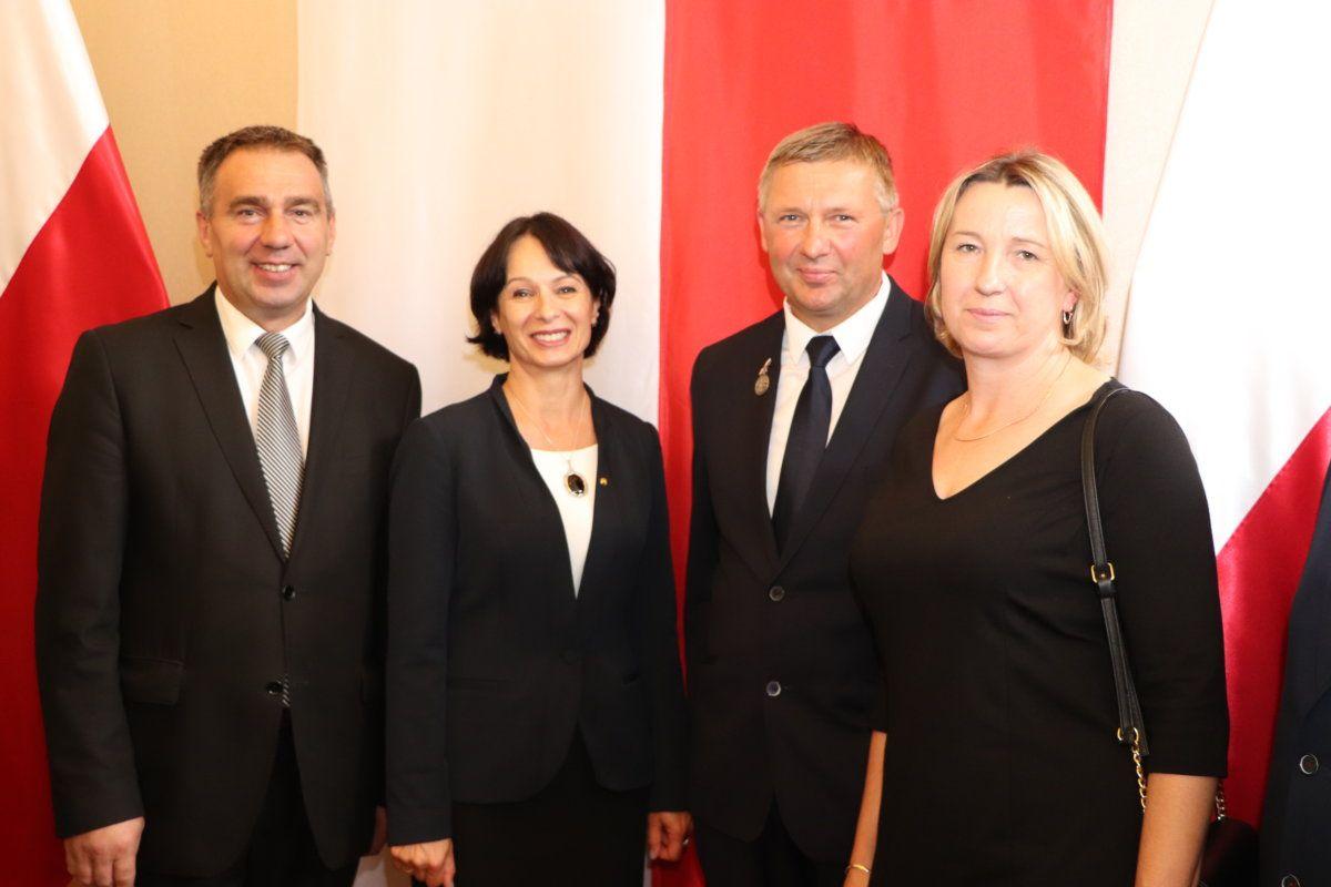Marek Kisielewicz (drugi z lewej) swoje odznaczenie odbierał w towarzystwie wójta gminy Radymna Bogdana Szylara.<br/>fot.Podkarpacki Urząd Wojewódzki w Rzeszowie
