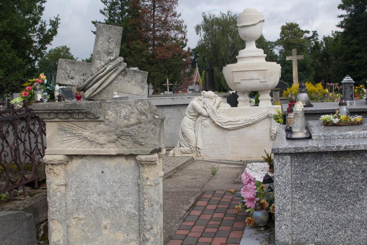 Stella Hermana to piękny nagrobek, niestety nadszarpnięty zębem czasu. Po renowacji powinien być ozdobą cmentarza.<br/>fot.Bartłomiej Pacek