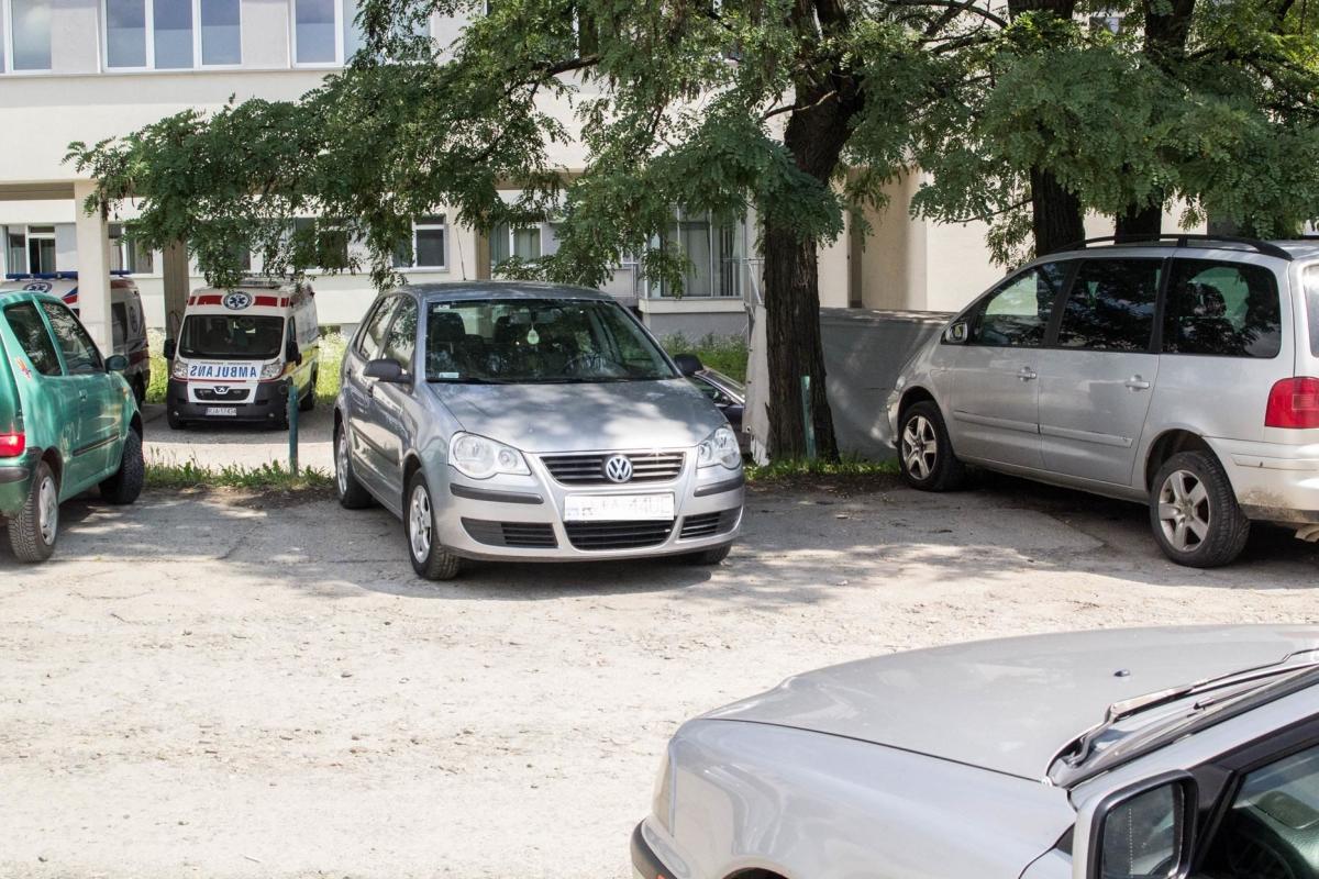 Parkowanie na dwóch miejscach jest częste. Nie zawsze jest to wina kierowcy tak ustawionego auta, ale puste przestrzenie, których nie da się wykorzystać, jednak frustrują.<br/>fot.Bartłomiej Pacek