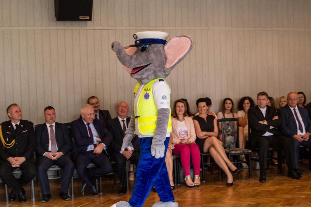 Wiele emocji wzbudził prezent od starosty Kiszki – nowa maskotka przeworskiej policji.<br/>fot.Bartłomiej Pacek