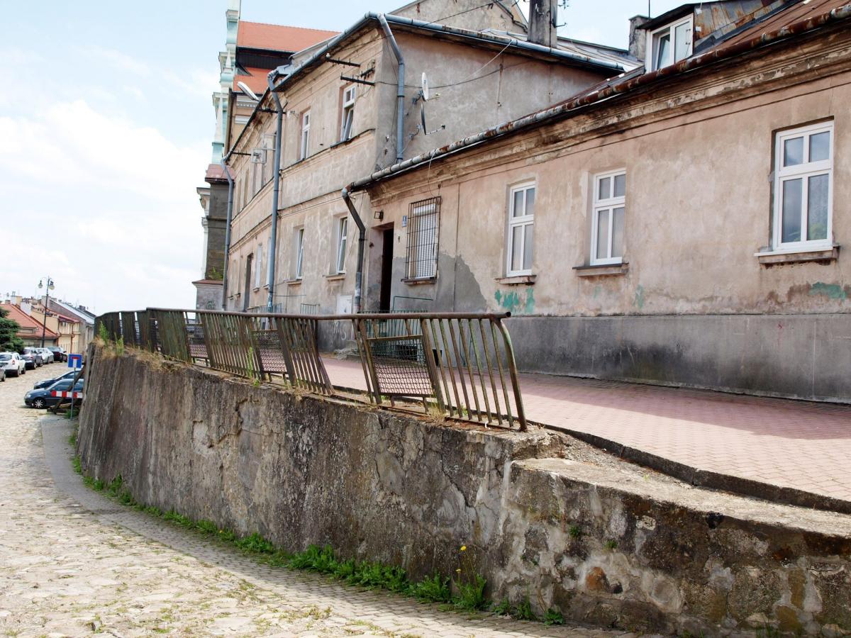 Mur oporowy wygląda źle. Decyzję nakazującą usunięcie nieprawidłowości dotyczących stanu technicznego wydała Powiatowy Inspektor Nadzoru Budowlanego w Przemyślu Ewa Jagiełło.<br/>fot.Mariusz Godos