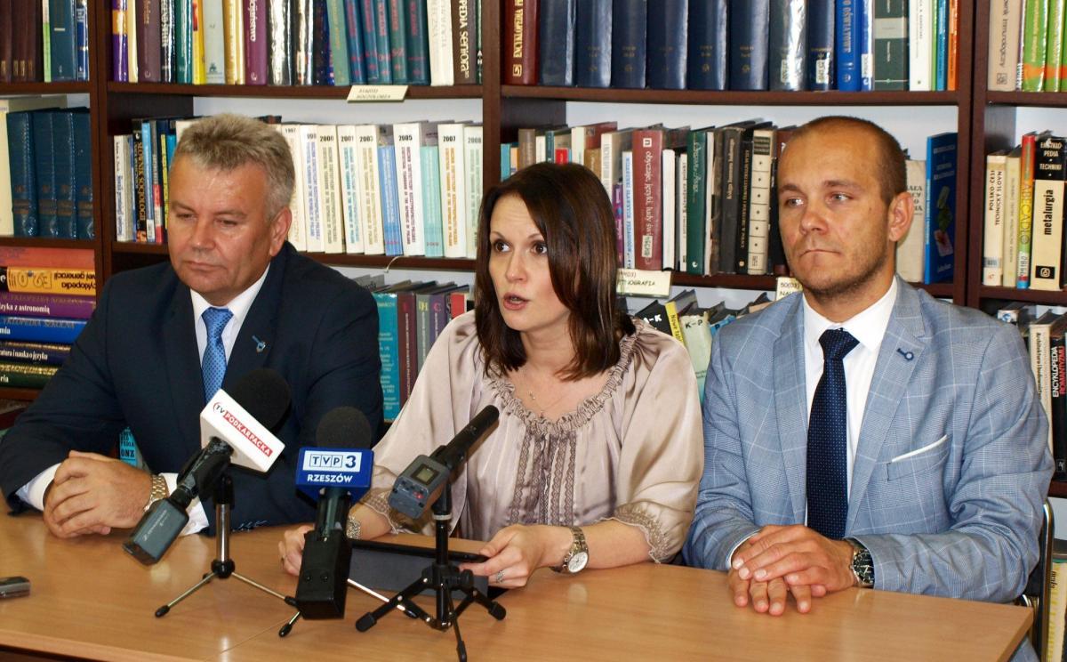 W konferencji prasowej wzięli udział (od lewej): zastępca prezydenta Przemyśla Janusz Hamryszczak (PiS), poseł na Sejm RP Anny Schmidt-Rodziewicz (PiS) i radny Maciej Kamiński (PiS).<br/>fot.Mariusz Godos