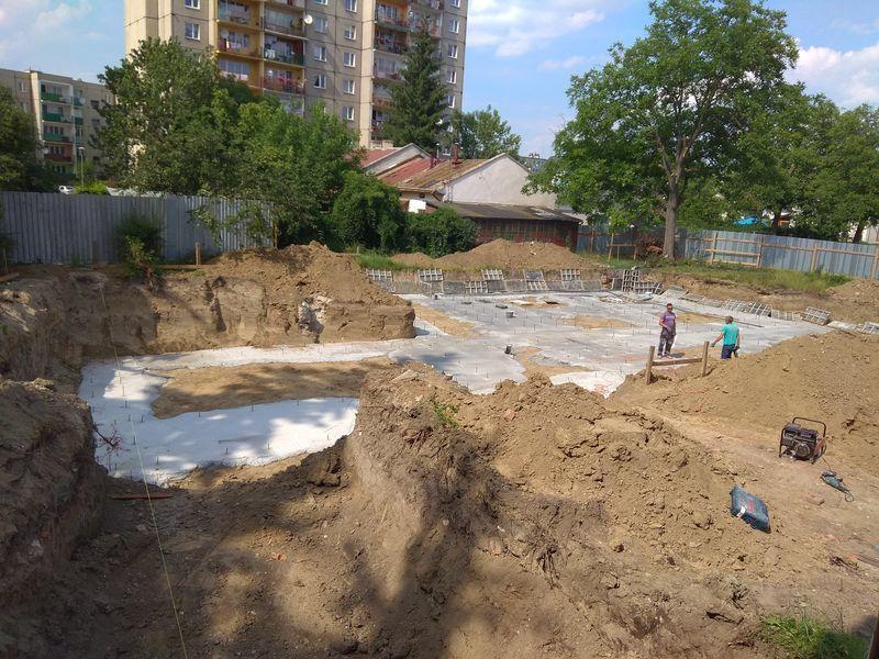 Mury nowoczesnej sali sportowej przy SP 14 w Przemyślu pewnie niebawem będą się pięły, jednak na jej oddanie do użytku trzeba będzie poczekać ponad dwa lata.<br/>fot.ze zbiorów własnych