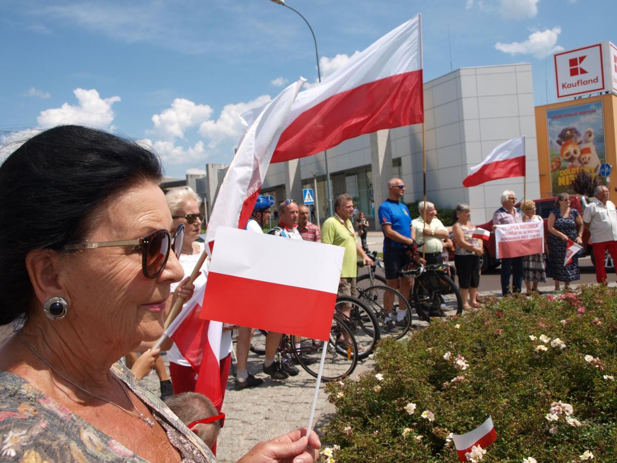 W samo południe, 11 lipca br., na rondzie Ofiar Wołynia doszło do zapalenia symbolicznych zniczy pamięci i modlitwy w intencji ofiar Wołynia. <br/>fot.Mariusz Godos