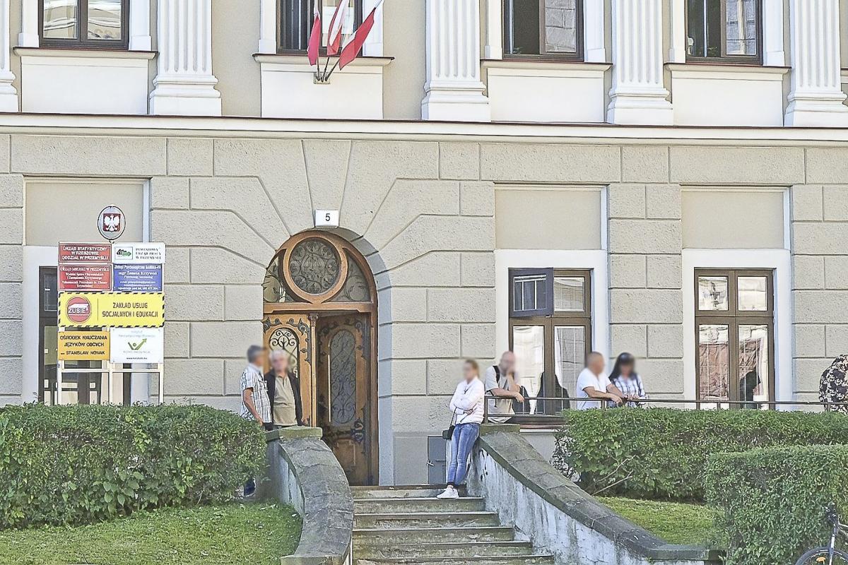 Zdarza się, że ludzie już od siódmej czekają pod drzwiami Powiatowego Urzędu Pracy.<br/>fot.Jacek Szwic