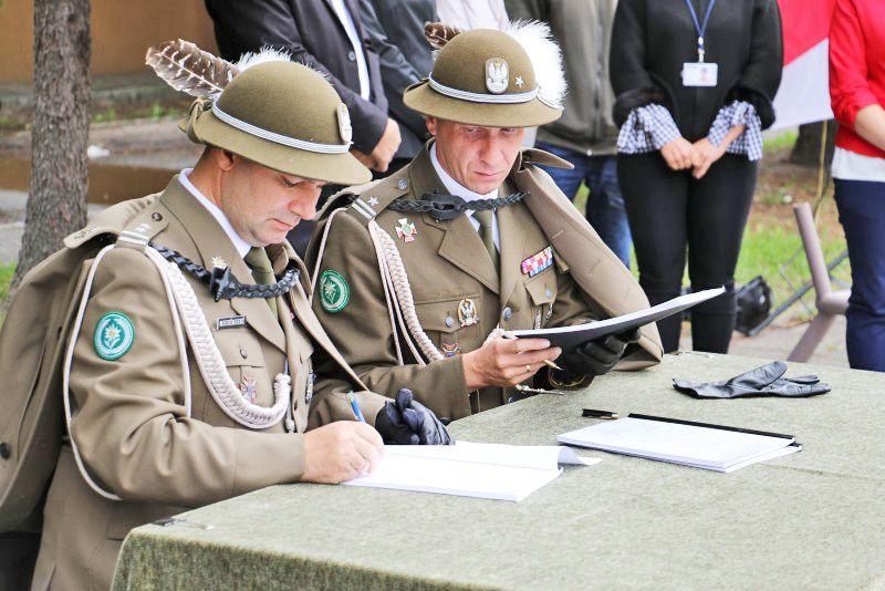 Major Wojciech Drapała przekazał dowództwo podpułkownikowi Januszowi Niedźwiedziowi.<br/>fot.UM Jarosław