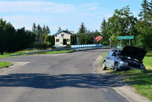 37-letni kierowca volkswagena stracił panowanie nad pojazdem i zjechał do przydrożnego rowu.<br/>fot.KMP Krosno