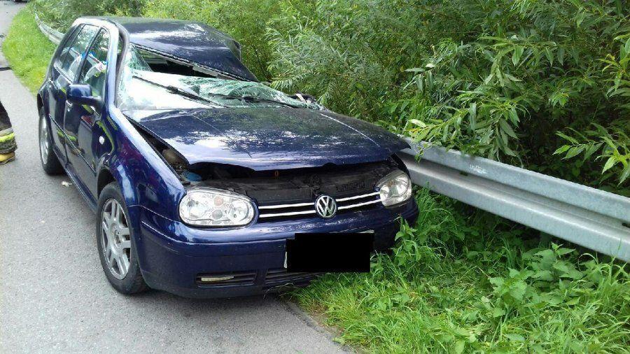 Po zderzeniu z innym pojazdem kierująca volkswagenem trafiła do szpitala.<br/>fot.KPP Ropczyce