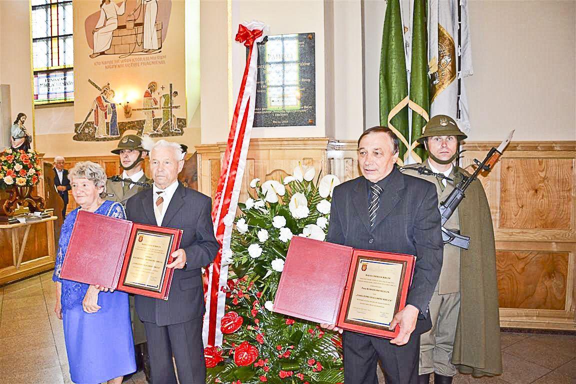Po lewej Władysław Gerula (obok żony), po prawej Antoni Segelin z odznaczeniami „Zasłużony dla Gminy Bircza” dla Katarzyny i Michała Gerulów oraz Romana Segelina.

