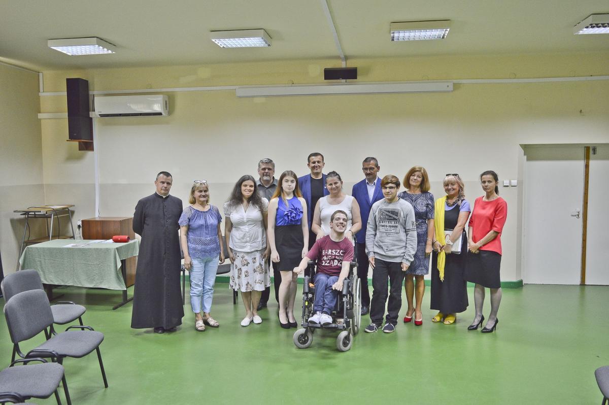 Krzysztof Gudzelak z uczniami i opiekunami nagrodzonymi w konkursie <i>Są gdzieś okna, które płoną cały czas.</i>