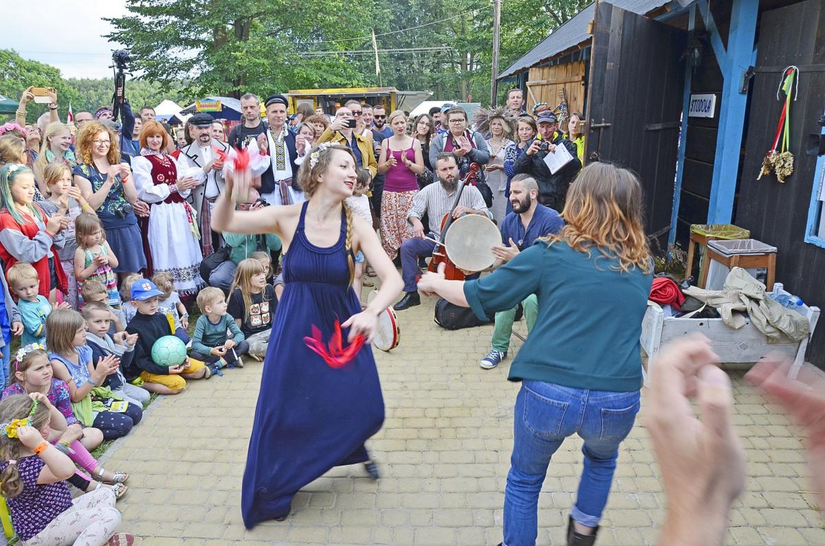 Przyjaźni ludzie, czyste niebo nad głową, wspaniałe lokalne jedzenie i wypełniająca wszystko muzyka. To wszystko znaleźć można w Gorajcu, na corocznym festiwalu „Folkowisko”.<br/>fot.Aleksandra Nowotyńska