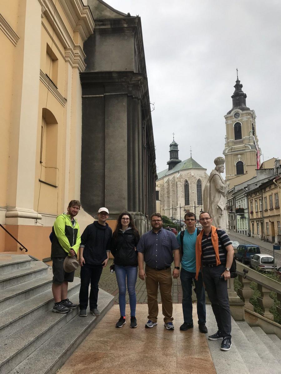 Amerykańscy studenci z profesorami B. Hammerem i T. Pudłockim.<br/>fot.L. Hammer