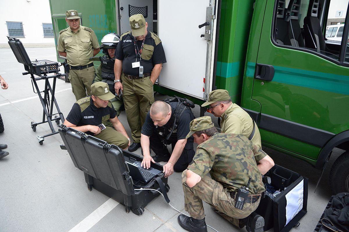 Moment sprawdzania przez fachowców zawartości niebezpiecznego pakunku.<br/>fot.serwis BiOSG