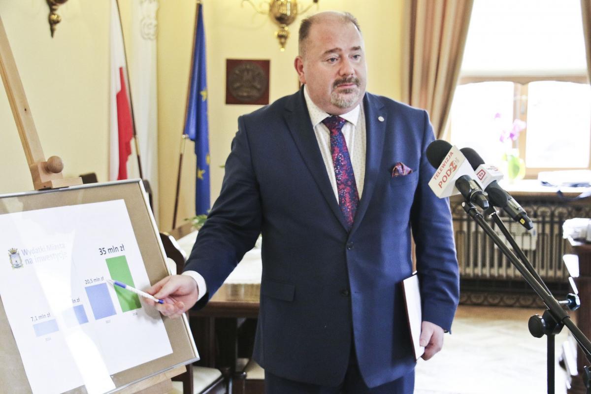 Burmistrz Waldemar Paluch z prezentacją obrazującą sukcesywny wzrost budżetu miasta.<br/>fot.Ernest Kocan