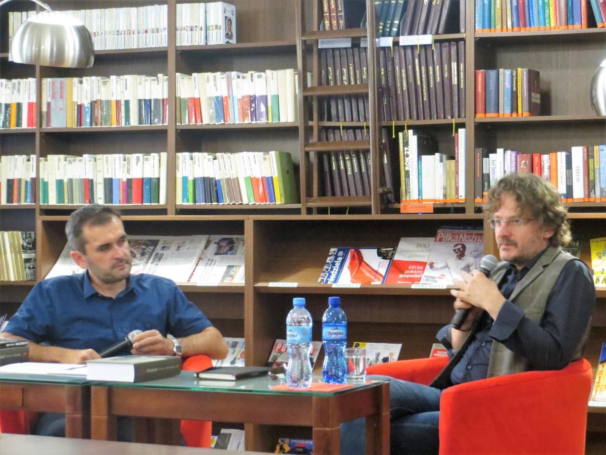 Dr Jan Zięba i dr Andrzej Franaszek na spotkaniu autorskim w Przemyskiej Bibliotece Publicznej.<br/>fot.Katarzyna Bednarz-Soja