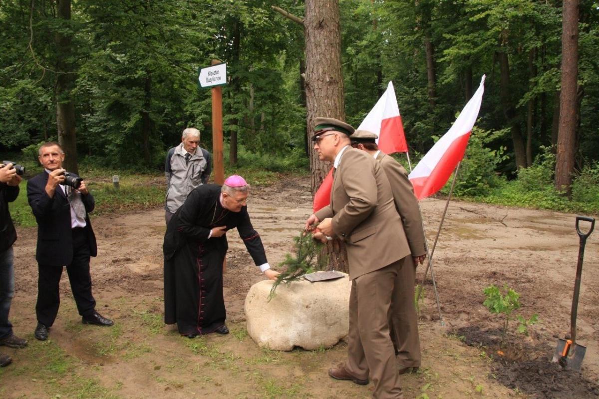 W sąsiedztwie wiaty zasadzono dąb będący potomkiem słynnego Bartka.<br/>fot.RDLP Krosno