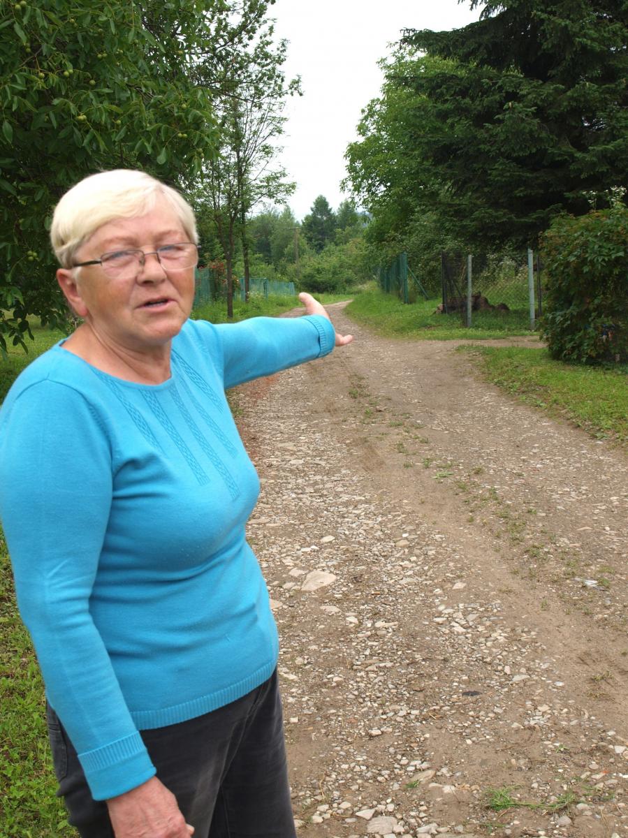 – Byłam u wójta, byłam u pana Dobrowolskiego, który jest odpowiedzialny za stan dróg na terenie gminy. Cały czas mi mówili, że mają tę drogę na uwadze. Tyle że taka sytuacja trwa już od kilku lat – tłumaczy mieszkanka Nowych Sadów Józefa Zięba.<br/>fot.Mariusz Godos