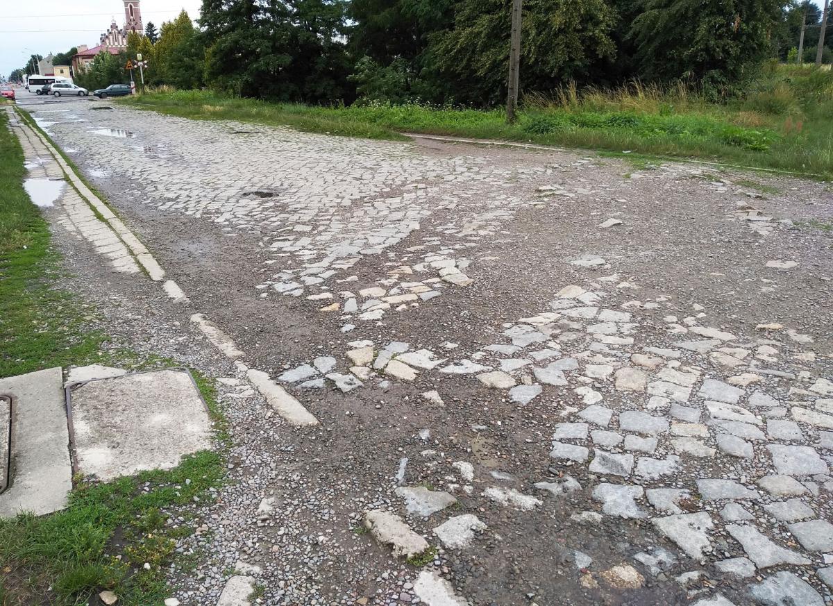 Kto odpowiada za ponad 100-metrowy odcinek ulicy Mickiewicza? PKP SA się odżegnuje, Zarząd Dróg Miejskich w Przemyślu także. Wygląda więc na to, że... nikt.<br/>fot.Mariusz Godos