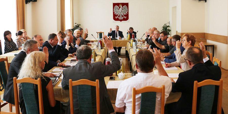 Za udzieleniem poparcia staroście jarosławskiemu za wykonanie budżetu za 2017 r. głosowało 19 radnych, jeden wstrzymał się od głosu.<br/>fot.Starostwo Powiatowe w Jarosławiu