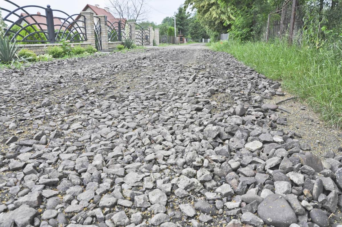 Kruszywem, które – zdaniem mieszkańców – ma pochodzić z podkładów kolejowych, utwardzono krótki odcinek drogi. <br/>fot.Paweł Bugira