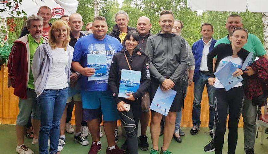 Amatorzy żeglarstwa po egzaminie na patenty żeglarskie i motorowodne na Jeziorze Solińskim.<br/>fot.ze zbiorów własnych