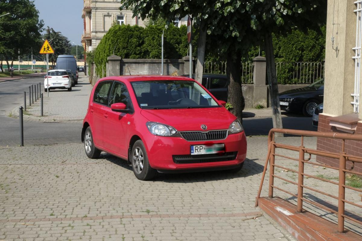 Chodnik na Wybrzeżu Jana Pawła II.<br/>fot.Jacek Szwic