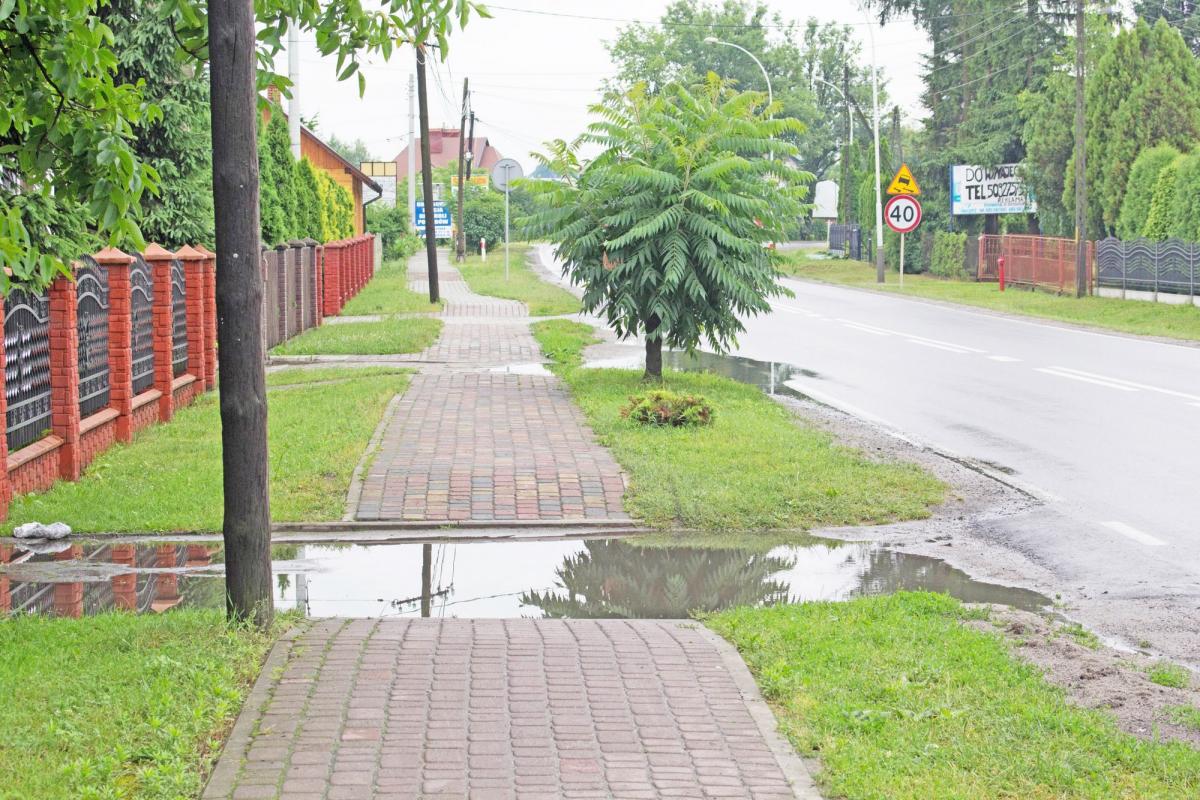 Sytuacja wygląda niepozornie, ale kałuża na podjeździe jest utrapieniem dla wszystkich.<br/>fot.Bartłomiej Pacek