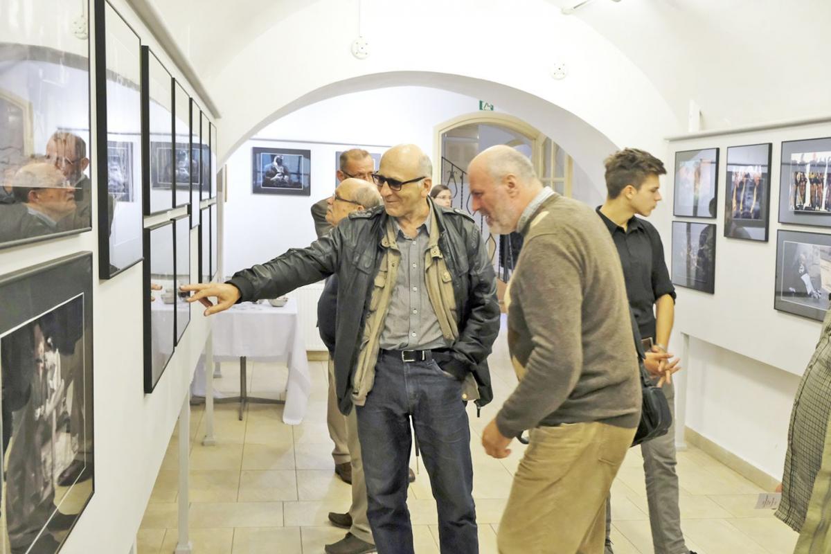Autor chętnie opowiadał o tym, jak powstawały jego fotografie.<br/>fot.Jacek Szwic