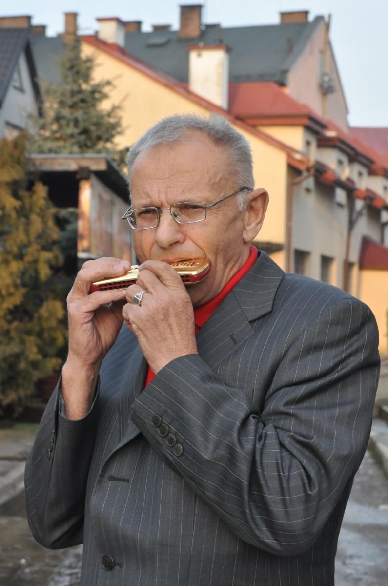 Pan Józef zawsze ma pod ręką jedną ze swoich harmonijek. Do grania nie trzeba go namawiać. <br/>fot.Paweł Bugira