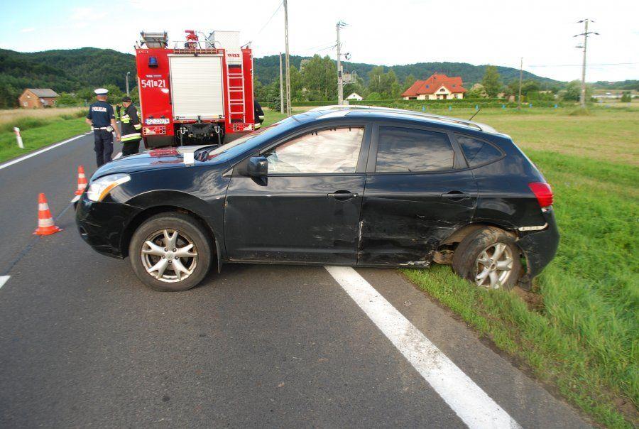 Zarówno nissan, jak i skoda w wyniku zderzenia wjechały do przydrożnych rowów.<br/>fot.KPP Sanok
