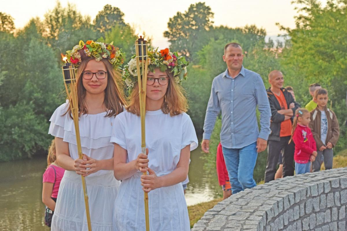 Nie zabrakło świętojańskiego ognia, który rozpalił wójt gminy.<br/>fot.UG Tryńcza