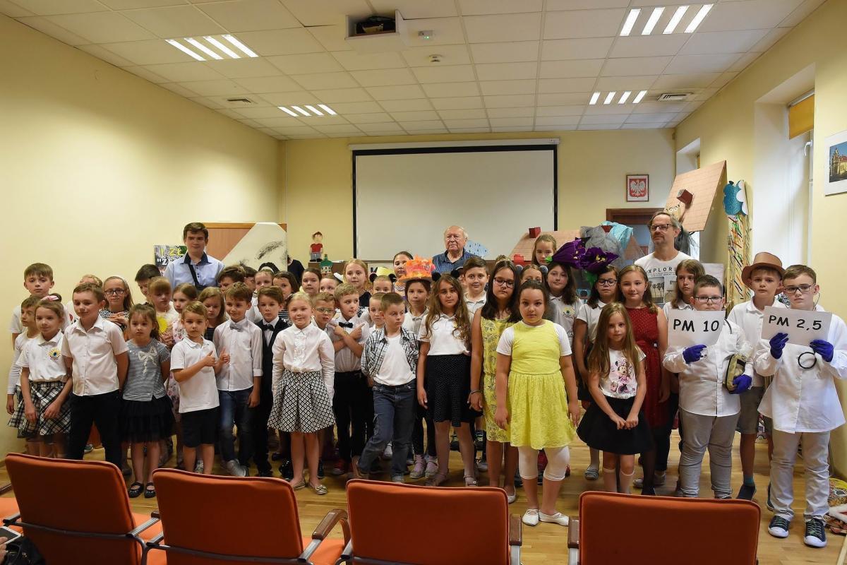 Organizatorzy i laureaci konkursu oraz dzieci przedstawiające program artystyczny. <br/>fot.Paweł Bugira
